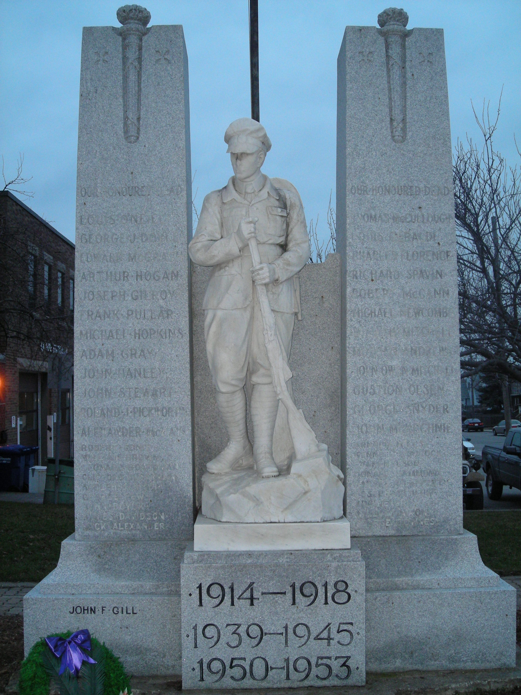 A picture of the Merritton Cenotaph close up in 2008.